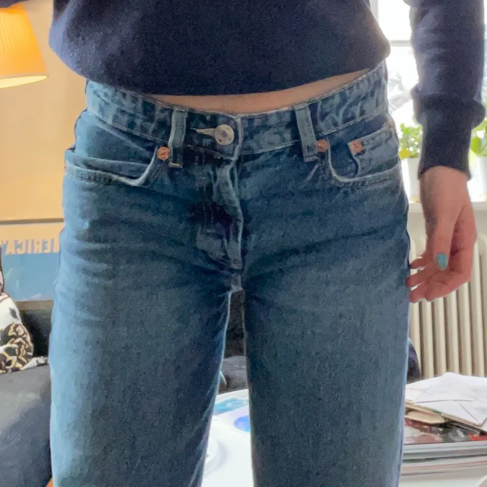 INTRESSEKOLL!! Jag funderar på att sälja mina super snygga mid rise jeans från zara då jag bara använt dem 5-10 gånger! Super fint skick och nästan aldrig använda💕Hör av er om ni är intresserade . Jeans & Byxor.