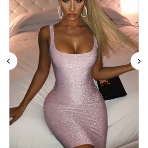 Rosa glittrig midi bodycon klänning - En rosa glittrig bodycon klänning som är midi, STRL: XS, Oanvänd, (Frakt: 45kr)