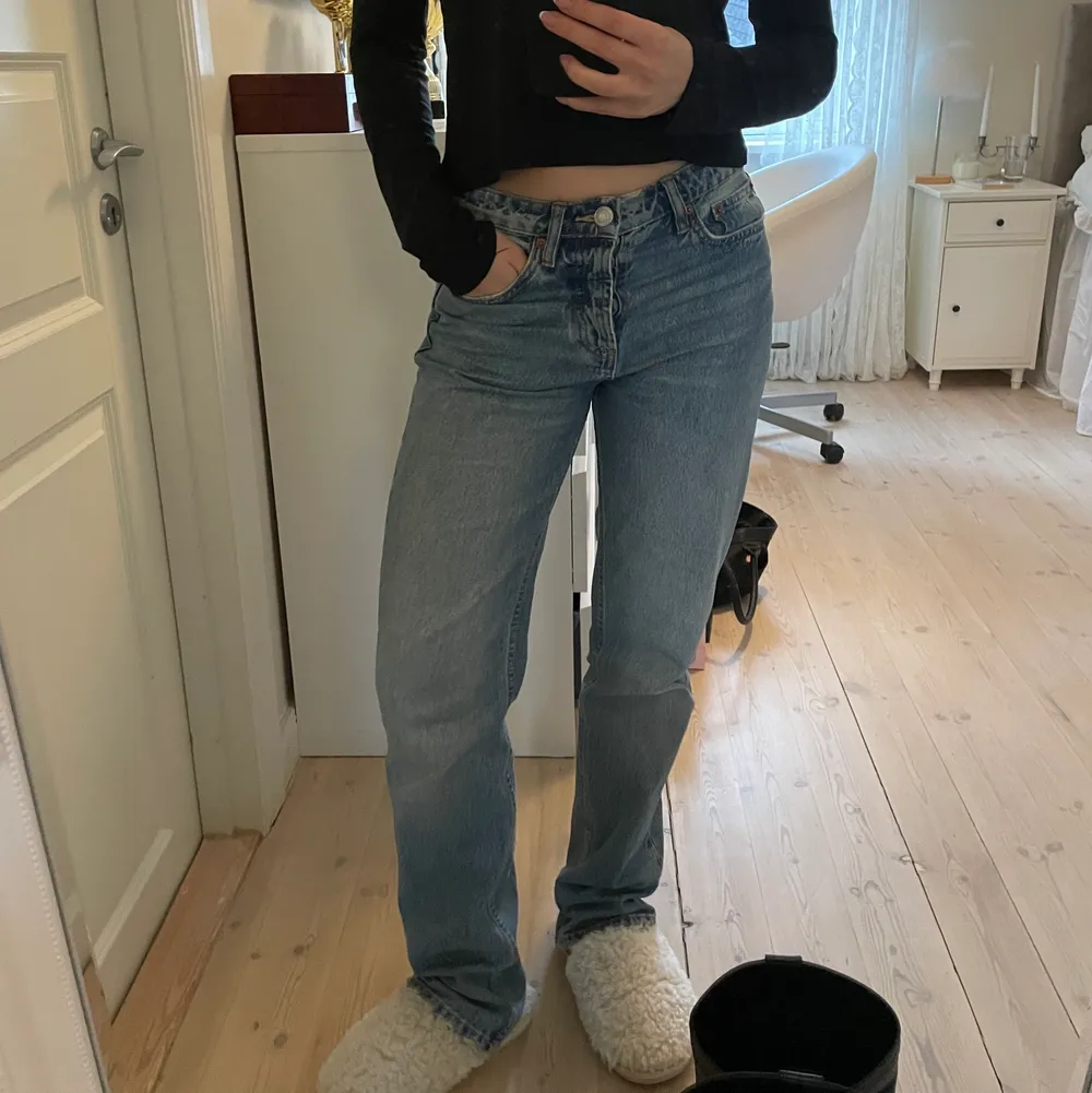 fina jeans från Zara, i mid rise💓. Jeans & Byxor.