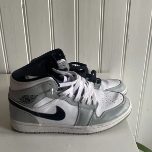 Jordan 1 mid strl 41 - Jordan 1 light smoke grey. Använda lite grann, box ingår.