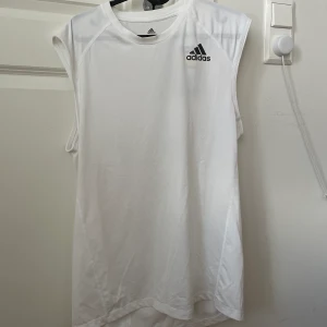 Adidas tank top brand new - Helt ny, sitter slimfit, finns kvar prislappen och tags