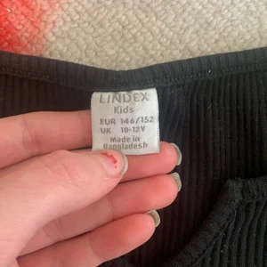 Lindex svart långärmad tröja barn - Plagget är cirka Ett år gammalt men har mest stått i garderoben den är i bra skick och är i storlek 146/152 