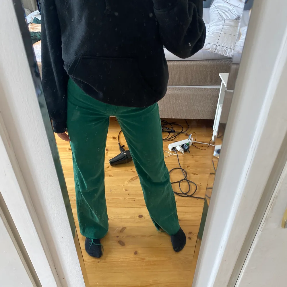 Högmidjade jeans från zara som inte kommer till användning, använt endast ett fåtal gånger. Ett litet hål vid midjan som man kan se på bild tre, men inget man tänker på, nedsänkt pris med tanke på detta.💘💕 Jag är ca 170 o de når precis till marken!. Jeans & Byxor.