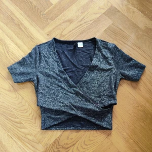 Crop top - Crop top med cut outs i storlek 40. Använd fåtal gånger, säljs pga lite för tight. 