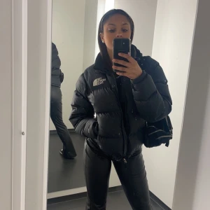 Skinnbyxor zara - Säljer mina skitsnygga byxor från zara i storlek XS kan även passa en S!Inte mycket använda då de är lite långa på mej!Passar inte priset kan de diskuteras men köptes för 499kr tror inte att just dessa säljs längre dock då de sålde slut snabbt!