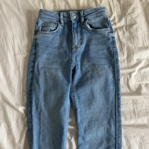 Skinny jeans  - Blåa skinny jeans. säljer dom för dom är för små. 