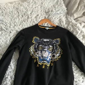 Kenzotröja  - Svart kenzotröja, inköpt på room 1006 i Malmö för 1500. Storlek xs men passar även s. Inga defekter.