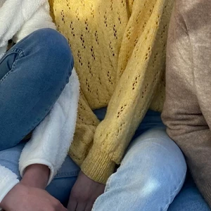 Stickad gul tröja  - Säljer min gula stickade tröja! Superfin och värd att användas. Köpte den second hand och skulle tro att den är egenstickad, därav står det inte storlek men passar mig som är en S och skulle även passa XS-M. 