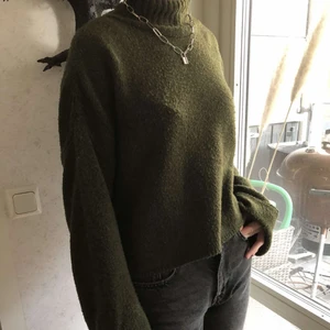 Mörkgrön tröja - Säljer den fina mörkgröna tröjan köpt på bikbok! Storlek S💚