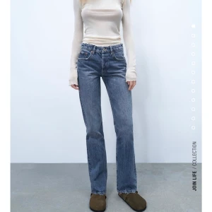 Jeans - Säljer dessa jättesnygga jeans från zara! De är helt slutsålda på deras hemsida! Till dig som bär storlek 34! Tyvärr passade inte dessa mig så nu vill jag sälja till någon som kan få bra användning för dessa🙏🏼🤩🥰