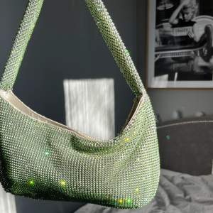 Skitt snygg grön glittrig väska från asos som jag köpte förra sommaren. Passar super bra till sommaren eller på fest. Skriv ifall du har någon fråga eller är bara intresserad!💚 Köp direkt för: 230!