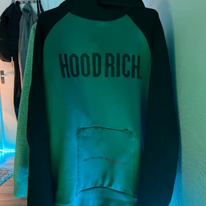 Hoodrich M - Den är sprillans ny köpte den för ett tag sen men den är slut såld på alla sidor den är ren och inga hål i den.