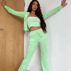 Juicy Couture Byxor - Säljer mina helt nya juicy couture byxor. De är aldrig använda och har prislappen kvar!  Mina egna bilder gör inte rättvisa för färgen därför har jag lånat en bild från Google❤️