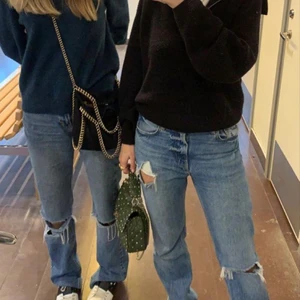 Populära Levis 501 jeans  - (Första bilden lånad) Säljer dessa svinsnygga Levis jeans som tyvärr är för små för mig😩 De är i strl 27/32. Mid/low waisted och sitter straight. Hör av er vid frågor eller mer bilder!😊 Om det är flera som är intresserade så blir det budgivning!
