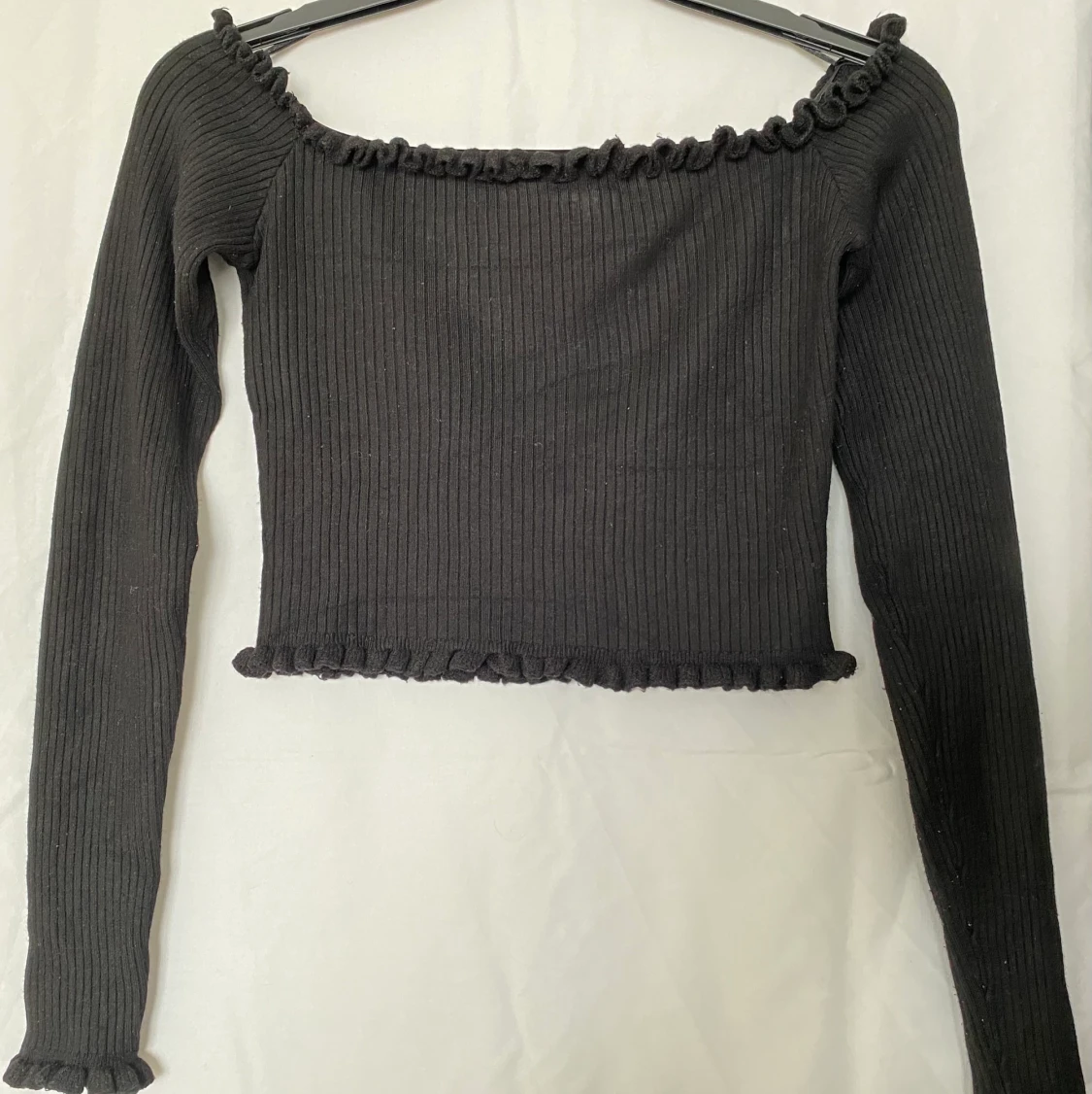 Off-shoulder tröja (M)