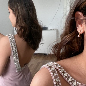 Balklänning  - Världens finaste rosa/lila bal eller bröllopsklänning. super fina detaljer både fram och i bak i ryggen  Storlek 36