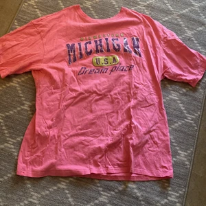 SHEIN T-shirt  - Typ skrikorna t-shirt från shein som jag köpta av en kompis, köpte den för 80kr, aldrig använd säljer för 60kr (frakt inräknad) kan mötas upp i linköping då kostar den endast 20kr. stl S men passar M