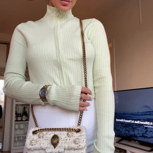 Ljusgrön tröja Monki  - Långärmad tröja från Monki i vårfin färg. Använd 1 gång. Strl S