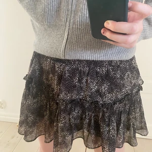 Snygg kjol oanvänd! - Säljer denna så söta kjolen som är helt oanvänd utan defekter!💓💓 jättebekväm! Storlek xs men passar absolut S och m så den är stretchig