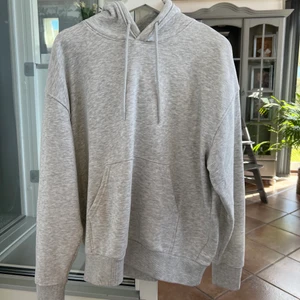 Weekday Hoodie - Säljer min ljusgrå Weekday Hoodie eftersom jag rensar min garderob, inköpt i höstas för 350kr och är endast använd 1 gång, superfin men hade för många liknande. Kom privat vid frågor och funderingar, pris går alltid att diskutera! Storlek S men passar xxs-L beroende på hur man vill att den ska sitta