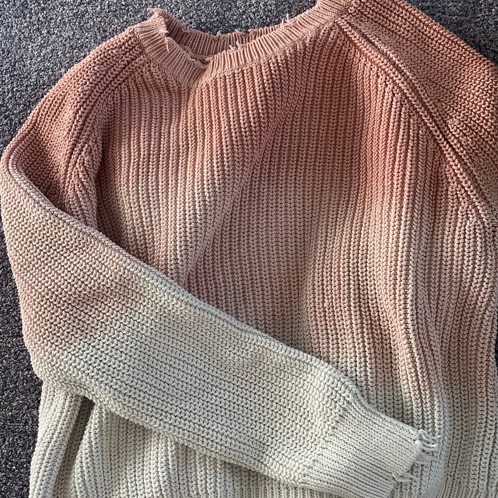 Huur fin tröja?! Ifrån zadigvoltaire och aldrig använd. Tröjan är i rosa ombre och fadear ut i vitt💕🥰 . Tröjor & Koftor.