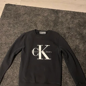 Calvin Klein tröja - Nyligen köpt. Aldrig använd ute bara testat hemma. Säljer eftersom den var för liten. Storlek S. Köpt för 900 kr. Säljer för 400. Kan fraktas o mötas 