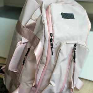 Ryggsäck ICIW - Ljusrosa Icaniwill ryggsäck, ganska sliten.