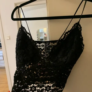 Spets linne - Helt nytt spets linne med lappar kvar i storlek s