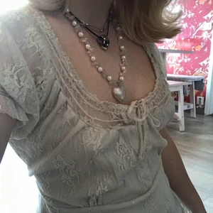 vit sommarklänning - superfin vit sommarklänning i bra skick. den är inte genomskinlig eller något. kan passa typ xs-m eftersom den har ett snöre/band som man kan knyta. + frakt