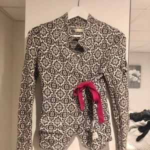 Odd Molly kofta stl.0 - Väldigt fin och älskad Odd Molly kofta i storlek 0. Sparsamt använd och i väldigt fint skick! Nypris 1995kr