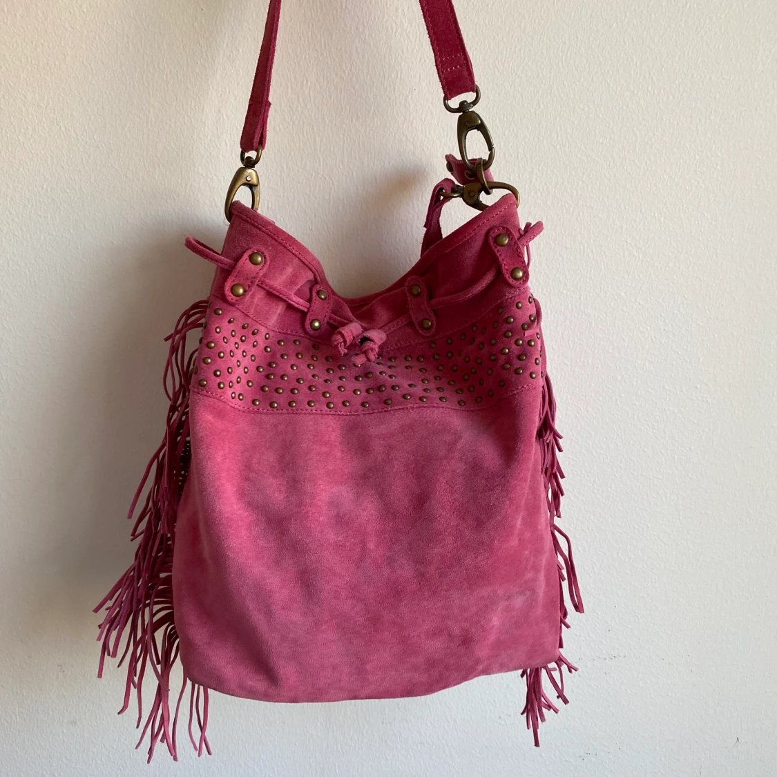 Ceriserosa mockaväska med fransar😭🤩🧚🏼