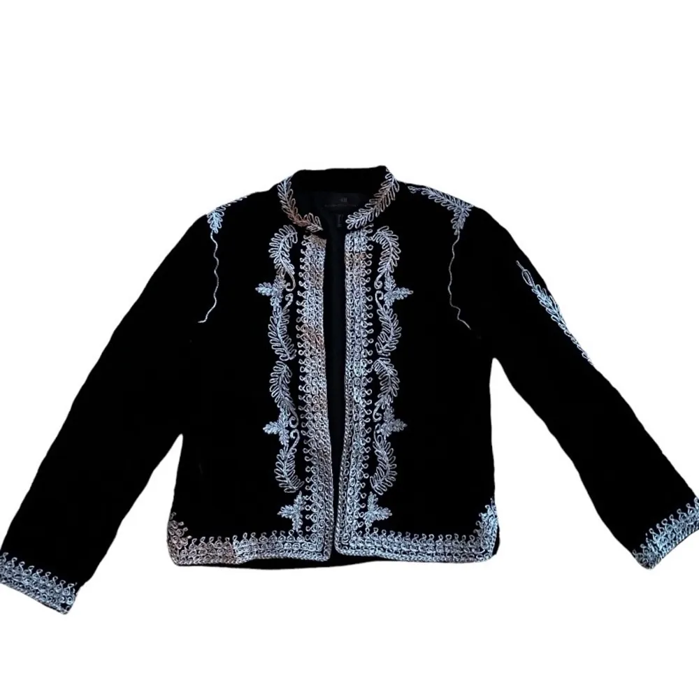 Tunn jacka i svart sammet med broderat mönster från H&M Studio Collection. . Jackor.