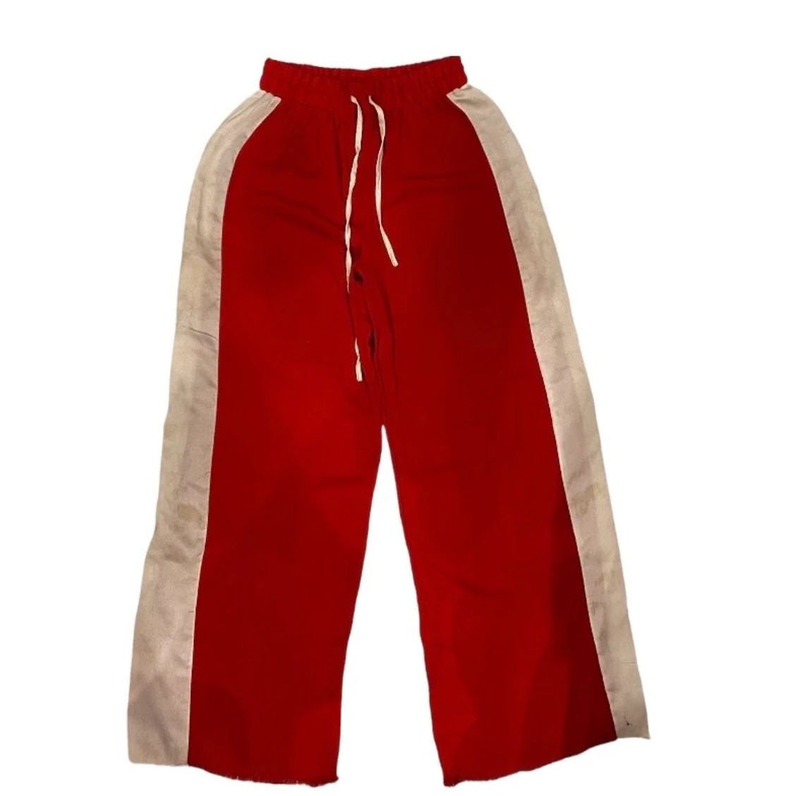 RÖDA BYXOR MED VIT RAND