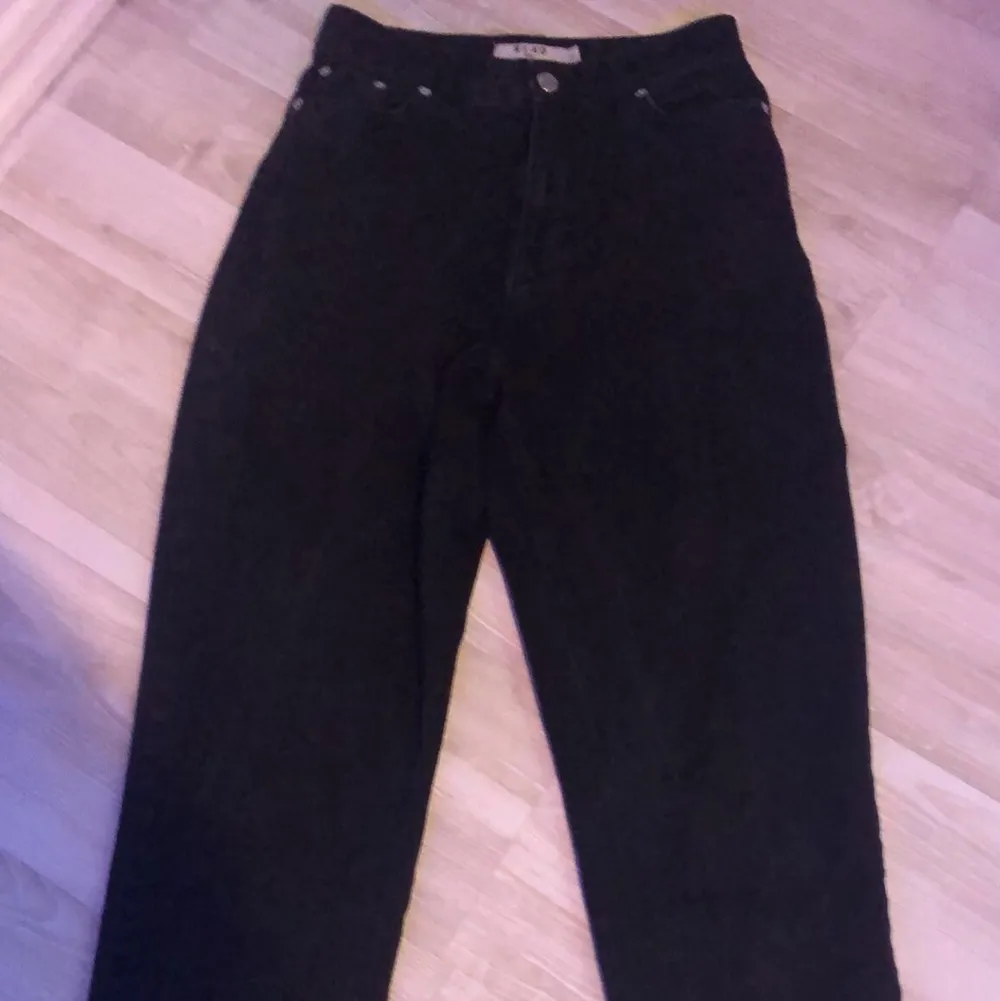 Ett par svarta jeans med slits från NA-KD. Fick i födelsedags present förra året och kom bara till användning några gånger… lite ur tvättade men inget som syns jättemycket. Köparen står för frakt!!❤️❤️. Jeans & Byxor.
