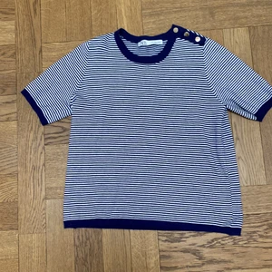 Zara tröja - Säljer min jätte snygga Zara tröja då den inte kommer till användning.❤️ Den är i jätte bra skick andvänd några få gånger.❤️ Finns inte kvar längre❤️ Köpte den för ungefär 300kr men söker för 150 för den är i så bra skick❤️❤️ Storlekn är S-M.❤️ 