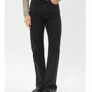 Rowe jeans, weekday W26 - Populära jeans från weekday i modellen rowe. Storlek W26 (passar XS-S) avklippta för att passa mig som är 165. Väldigt fint skick. Hör gärna av dig om du har några funderingar💖
