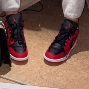Jordan 1 low  - Fint skick inte använda mycket alls! Om ni inte bor i Stockholm och kan mötas upp kan jag då skicka det på posten men då står köparen för frakten