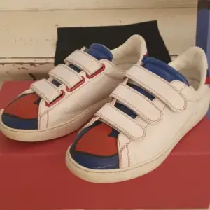 Valentino sneakers stl 40. Spiderman kollektion. Sjukt coola