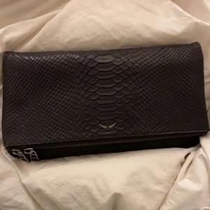 Zadig väska - Lägger upp igen pga oseriös köpare. Säljer den här jättesnygga Zadig väskan som har en unik design och inte går att köpa mer! Den är lite sliten men inget man tänker på! Vid frågor eller fler bilder privat! Köpare står för frakt!💖❤️