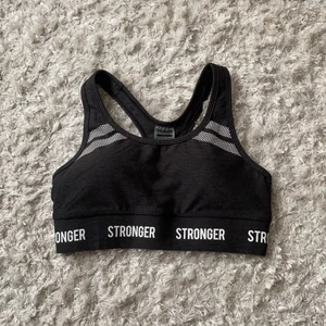 Sport-bh  - Hej jag säljer denna sport bh för denna var alldeles för liten för mig när jag testade denna i storlek xs så var den alldeles för liten så istället för och skicka tillbaka denna så säljer jag denna för har fått hem min likadana fast i storlek S nyligen. Säljer denna sport bh i storlek xs denna kostade 450 kr men säljer denna för 200