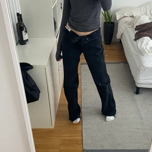 Svarta jeans - Säljer mina skit snygga hög midjade jeans från zara💗 helt parfekta att vika ner så dem blir låg midjade!! De är storlek 40 men jag har 36 i vanliga fall🤩.  Inte jeansen som är smutsiga utan spegeln🤭🤪
