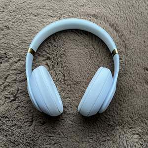 Beats studio 3 trådlösa around hörlurar vit. Säljer dessa hörlurar i topp skick förutom en liten liten skavank på ena sidan (se bild 3). Dom är brusreduserande och fungerar jätte bra, men dom kommer tyvärr inte längre till användning och söker nu en ny ägare💗 priset går såklart att diskutera💗