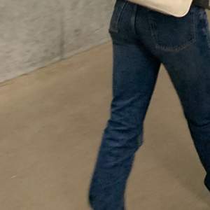 Straight jeans från zara slutsålda, trendiga men tyvärr blivit försmå för mig💕 som nya i kvaliten och säljer för bra pris och går att buda