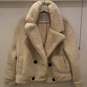 Teddyjacka - Säljer min teddyjacka från Mango i storlek XS då den inte används. Superfint skick⚡️⚡️⚡️