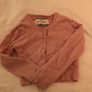 By Malene Birger - Säljer nu min fina By Malene Birger kofta då jag växt ur den😢  Orginalpris: 1200kr, Den har dock en defekt (hör av er om ni vill se bild på defekten) Den är mer rosa i verkligenheten💞 