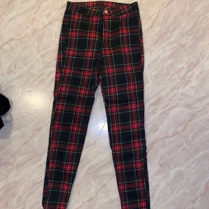 Rutiga Jeans - Ganska tighta jeans från H&M Divided, i bra skick då de endast är använda 1 gång.