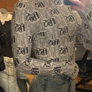 Långärmad topp - Säljer denna långärmad tröjan för 150kr då jag köpte den för 200kr