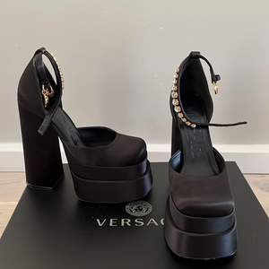 Selling mine Versace platform heels bought for 11 500SEK worn once bcos they are too small (im 38EU), size 36EU fits like 37EU