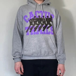 Cactus Jack Hoodie - Den är sparsamt använd och är i princip i nyskick. Från en limiterad kollektion, därmed svår att få tag på. Köpt direkt från travisscott store, köpbevis finns.