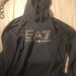EA7 - Säljer min EA7 hoddie eftersom jag använder inte den och den e för stor storlek 
